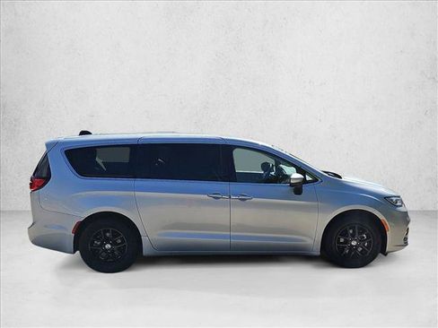 Used 2023 Chrysler Pacifica Touring-L FWD image 4