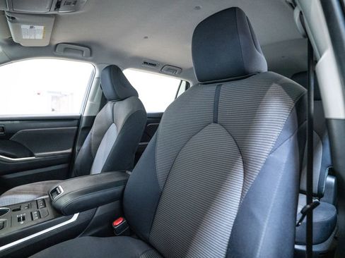 Certified 2022 Toyota Highlander LE image 6