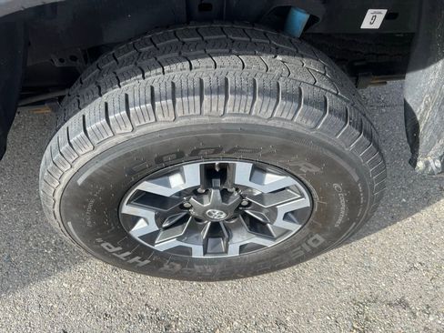 Used 2020 Toyota Tacoma TRD Off-Road w/ Technology Package image 12