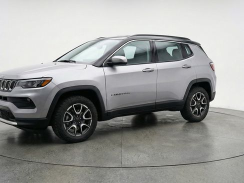 Used 2025 Jeep Compass Trailhawk w/ Trailer Tow Group image 3