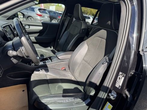 Used 2020 Volvo XC40 T5 R-Design image 18