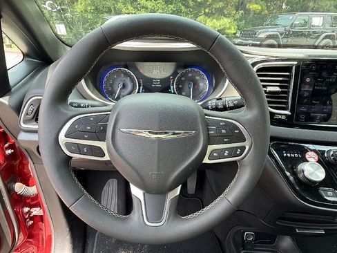 Used 2025 Chrysler Pacifica Select FWD image 25