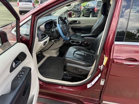 Used 2020 Chrysler Pacifica Touring-L FWD image 11