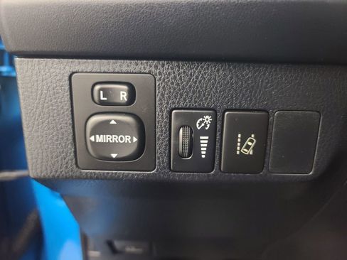 Used 2018 Toyota RAV4 LE image 27