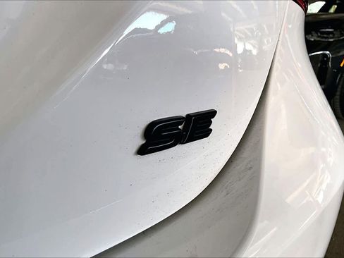 Used 2021 Toyota Camry SE w/ Convenience Package image 9