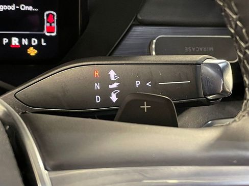 Used 2025 GMC Acadia Elevation image 31