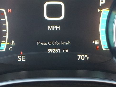 Used 2024 Chrysler Pacifica Limited FWD image 22