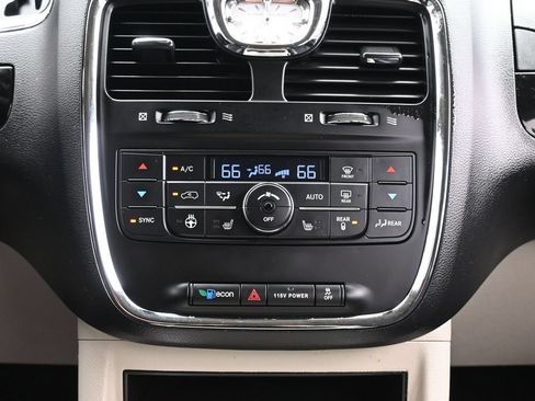 Used 2014 Chrysler Town & Country Touring-L FWD image 44