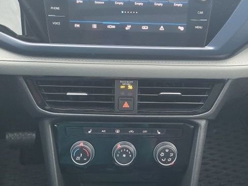 Used 2023 Volkswagen Taos SE w/ Panoramic Sunroof Package image 5