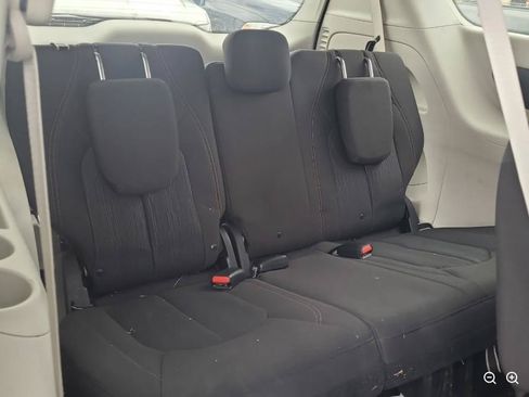 Used 2018 Chrysler Pacifica LX FWD image 1