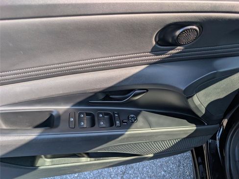 Used 2025 Hyundai Elantra SEL FWD image 18