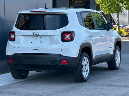 Used 2023 Jeep Renegade Latitude AWD/4WD image 3