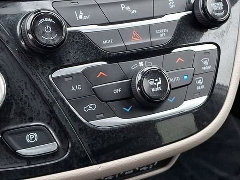 Used 2024 Chrysler Pacifica Limited FWD image 19