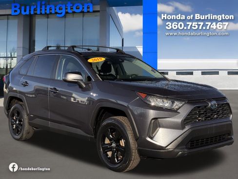 Used 2019 Toyota RAV4 LE w/ Carpet Mat Package image 8