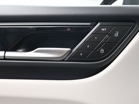 New 2026 Porsche Macan 4 Electric image 18