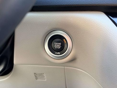 Used 2024 Chrysler Pacifica Touring-L image 8