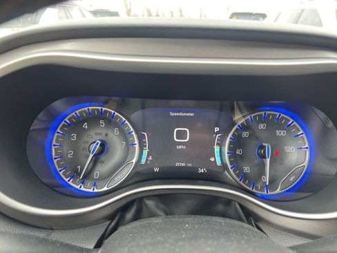 Used 2020 Chrysler Pacifica Touring-L w/ Tire & Wheel Group image 6