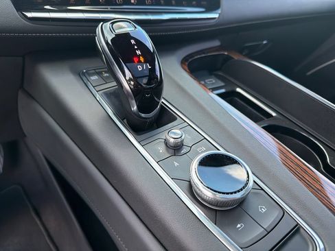 Used 2024 Cadillac Escalade Premium Luxury AWD/4WD image 32