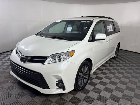Used 2018 Toyota Sienna XLE w/ XLE Navigation Package image 3