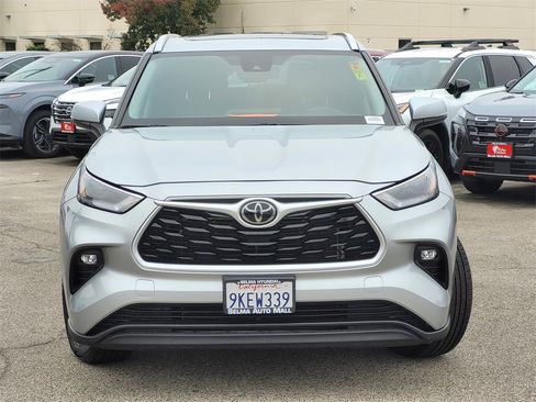Used 2024 Toyota Highlander XLE image 3