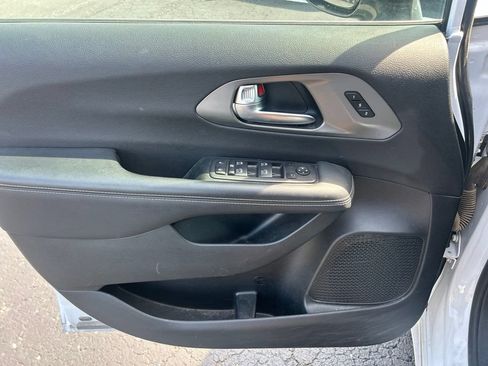 Used 2025 Chrysler Pacifica Select FWD image 12