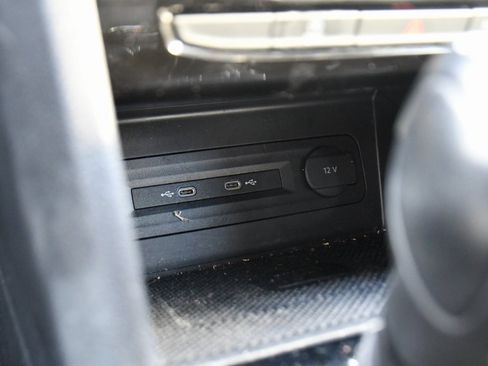 Used 2022 Volkswagen Atlas Cross Sport SE image 31