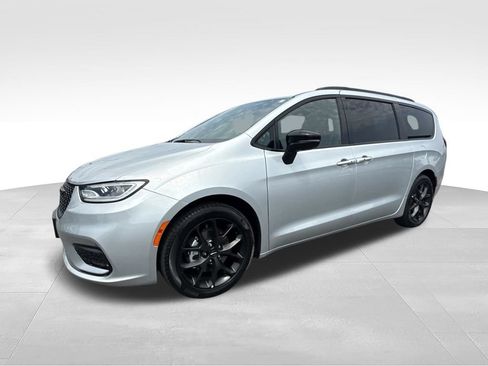Used 2024 Chrysler Pacifica Limited w/ S Appearance Package FWD image 5