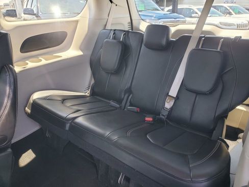 Used 2023 Chrysler Pacifica Touring-L FWD image 11