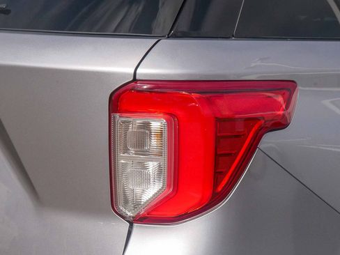 Used 2021 Ford Explorer XLT w/ Equipment Group 202A RWD image 10