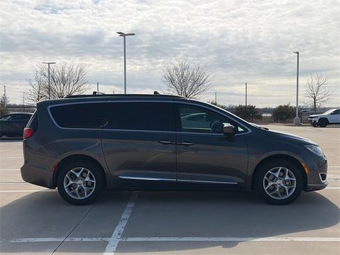Used 2017 Chrysler Pacifica Touring-L w/ Tire & Wheel Group image 7