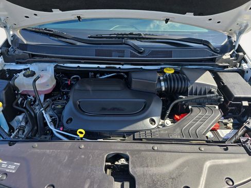 Used 2024 Chrysler Pacifica Limited w/ Uconnect Theater Family Group image 25