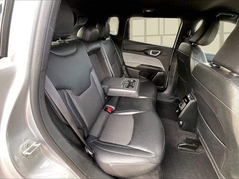 Used 2024 Jeep Compass Latitude image 25