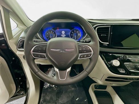 Certified 2024 Chrysler Pacifica Touring-L image 18