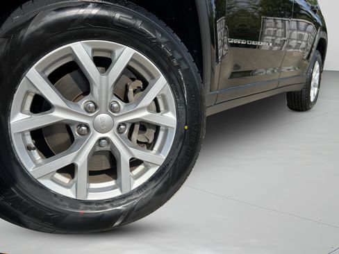 Used 2023 Jeep Grand Cherokee L Limited AWD/4WD image 33