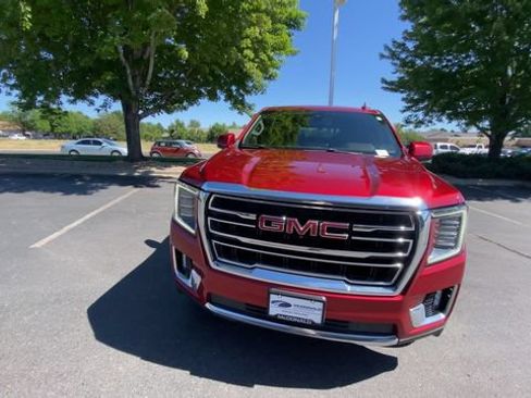 Used 2022 GMC Yukon XL SLT w/ SLT Premium Package AWD/4WD image 3