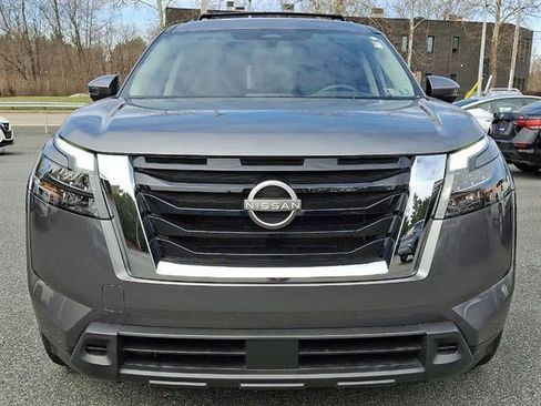 Used 2023 Nissan Pathfinder SV image 2