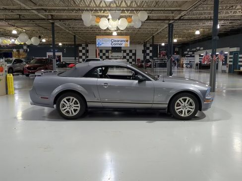 Used 2006 Ford Mustang GT RWD image 7