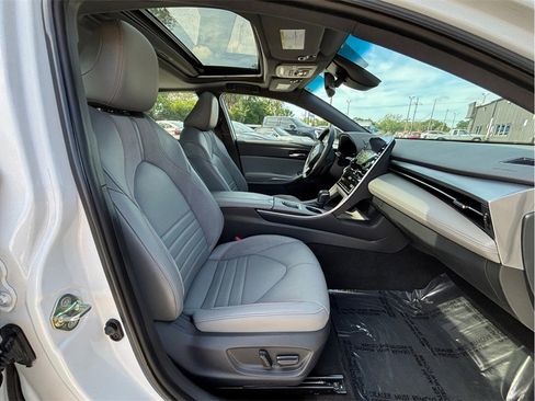 Used 2020 Toyota Avalon XSE FWD image 42