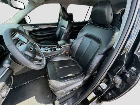 Used 2023 Jeep Grand Cherokee L Limited w/ Luxury Tech Group II AWD/4WD image 23