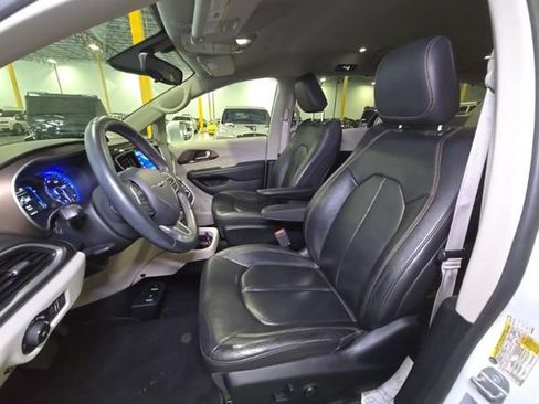 Used 2017 Chrysler Pacifica Touring-L w/ Tire & Wheel Group FWD image 5