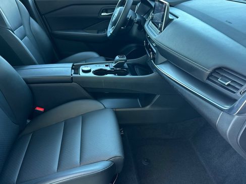 Used 2024 Nissan Rogue SV AWD/4WD image 16