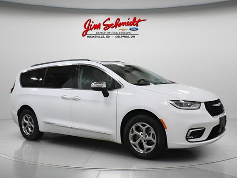Used 2023 Chrysler Pacifica Limited AWD/4WD image 1