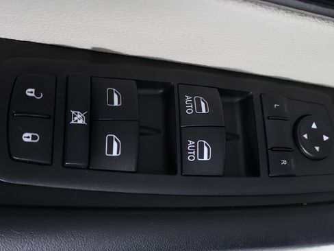 Used 2024 Chrysler Pacifica Touring-L image 35