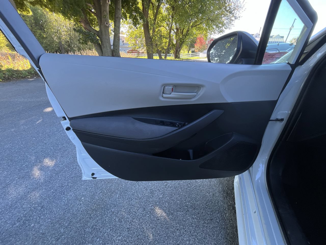 Used 2023 Toyota Corolla LE FWD image 3