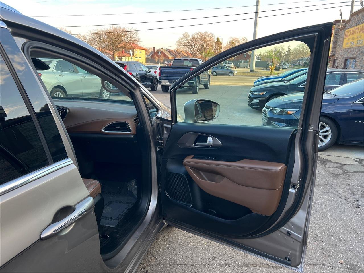 Used 2018 Chrysler Pacifica Limited FWD image 32