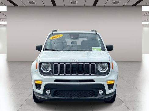 Used 2023 Jeep Renegade Latitude w/ Sun/Sound Group AWD/4WD image 9