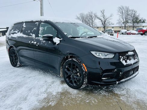 Used 2023 Chrysler Pacifica Touring-L w/ S Appearance Package image 2