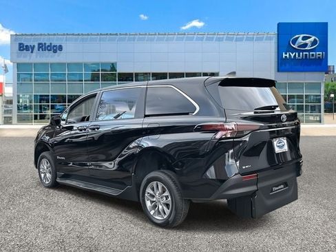 Used 2026 Toyota Sienna LE image 7