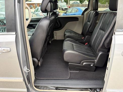 Used 2013 Chrysler Town & Country Touring FWD image 15