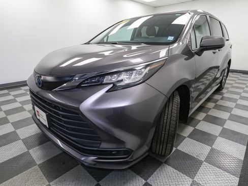 Certified 2023 Toyota Sienna LE image 5
